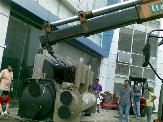 怀宁县随车吊和汽车吊的核心区别是什么？哪种更省钱？